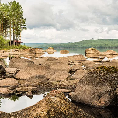 Boulder saaristomaisema valokuvatapetti Rebel Wallsilta R16431 image