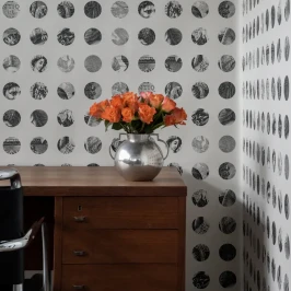 A Peep To The Past mustavalkoinen pallotapetti olohuoneeseen Langelid von Bromssenilta