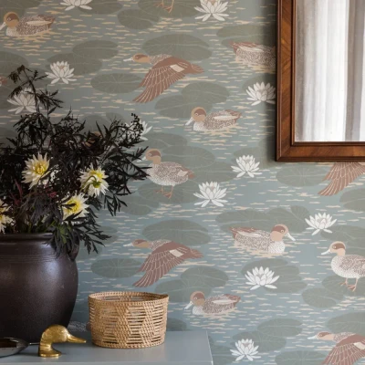 Duck Pond vaaleansininen lintutapetti