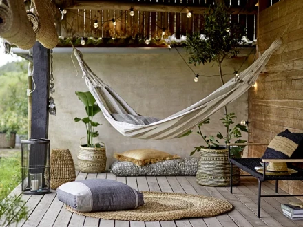 Leppoisat kevat ja kesapaivat terassilla Bloomingvillelta